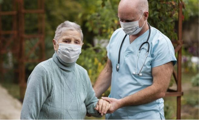Un médecin aidant un patient âgé